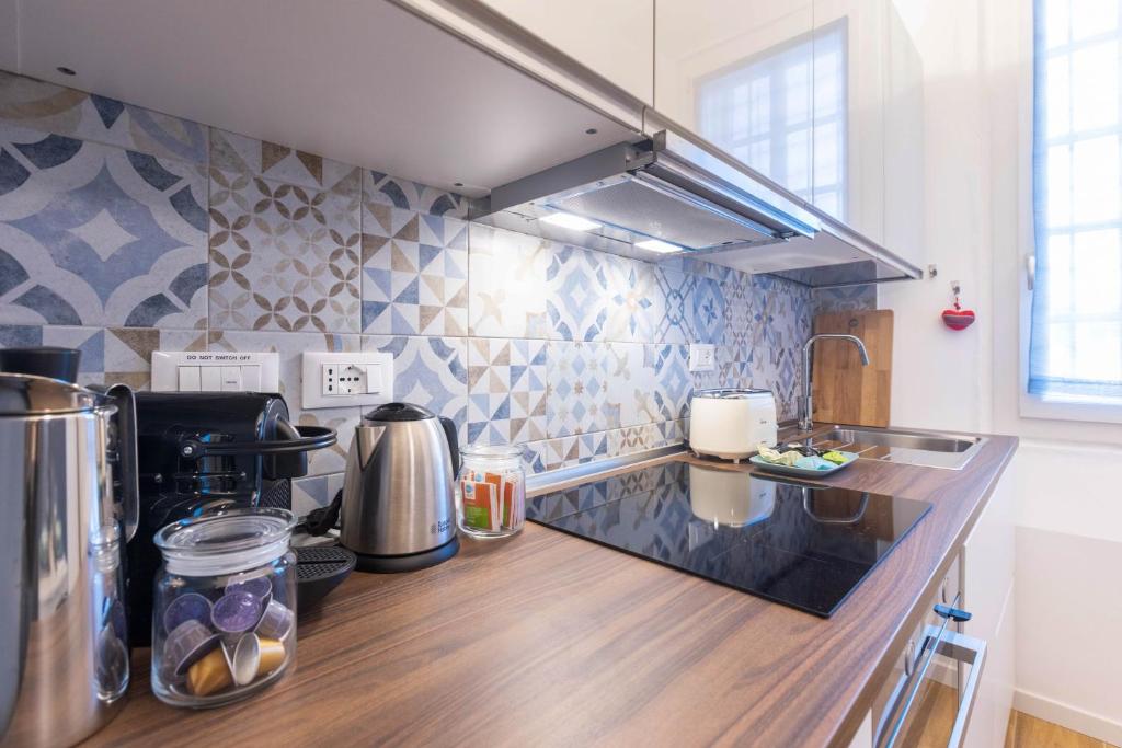 A kitchen or kitchenette at CaseOspitali - Daimò, delizioso bilocale Fiera perfetto per 5