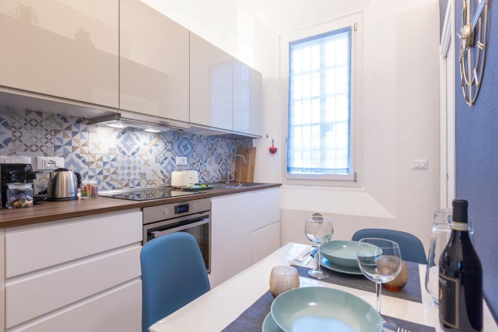 A kitchen or kitchenette at CaseOspitali - Daimò, delizioso bilocale Fiera perfetto per 5