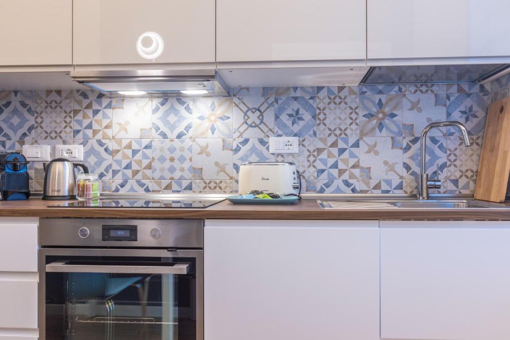 A kitchen or kitchenette at CaseOspitali - Daimò, delizioso bilocale Fiera perfetto per 5