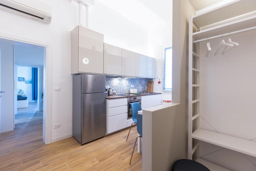 A kitchen or kitchenette at CaseOspitali - Daimò, delizioso bilocale Fiera perfetto per 5
