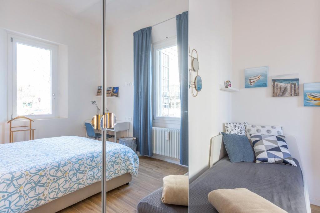 A bed or beds in a room at CaseOspitali - Daimò, delizioso bilocale Fiera perfetto per 5