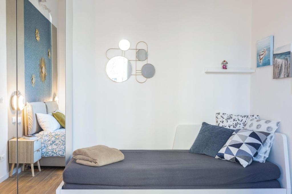A bed or beds in a room at CaseOspitali - Daimò, delizioso bilocale Fiera perfetto per 5