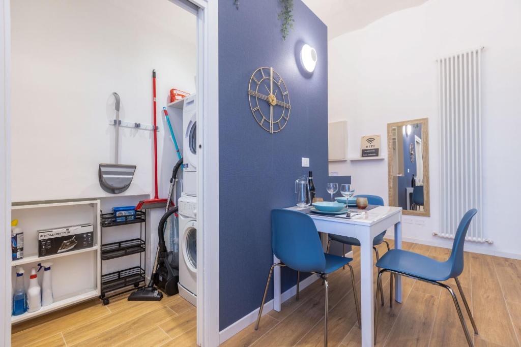 A kitchen or kitchenette at CaseOspitali - Daimò, delizioso bilocale Fiera perfetto per 5