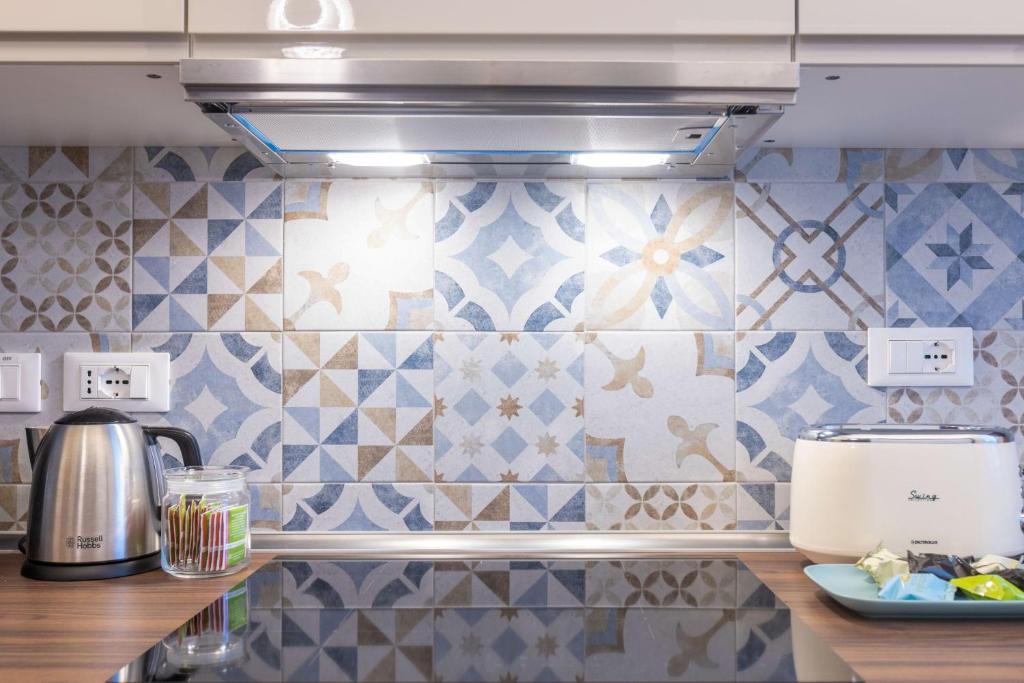 A kitchen or kitchenette at CaseOspitali - Daimò, delizioso bilocale Fiera perfetto per 5