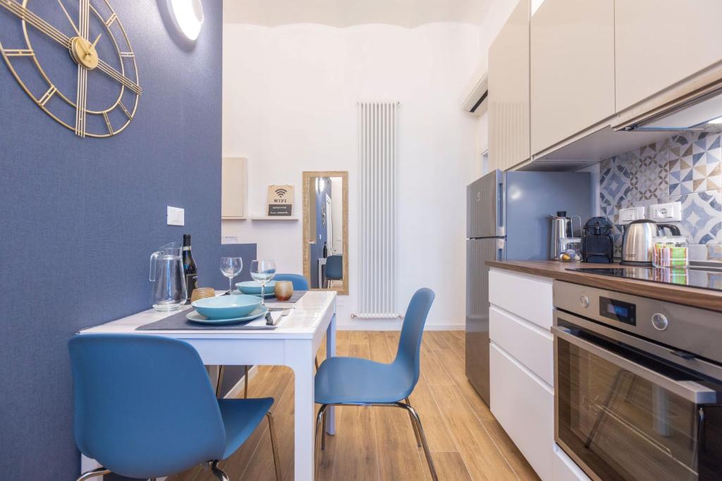 A kitchen or kitchenette at CaseOspitali - Daimò, delizioso bilocale Fiera perfetto per 5