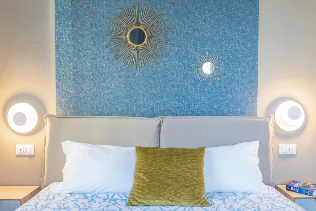 A bed or beds in a room at CaseOspitali - Daimò, delizioso bilocale Fiera perfetto per 5