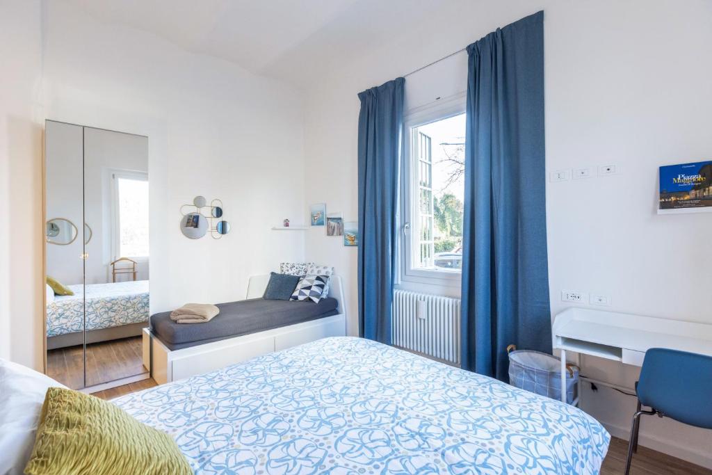 A bed or beds in a room at CaseOspitali - Daimò, delizioso bilocale Fiera perfetto per 5