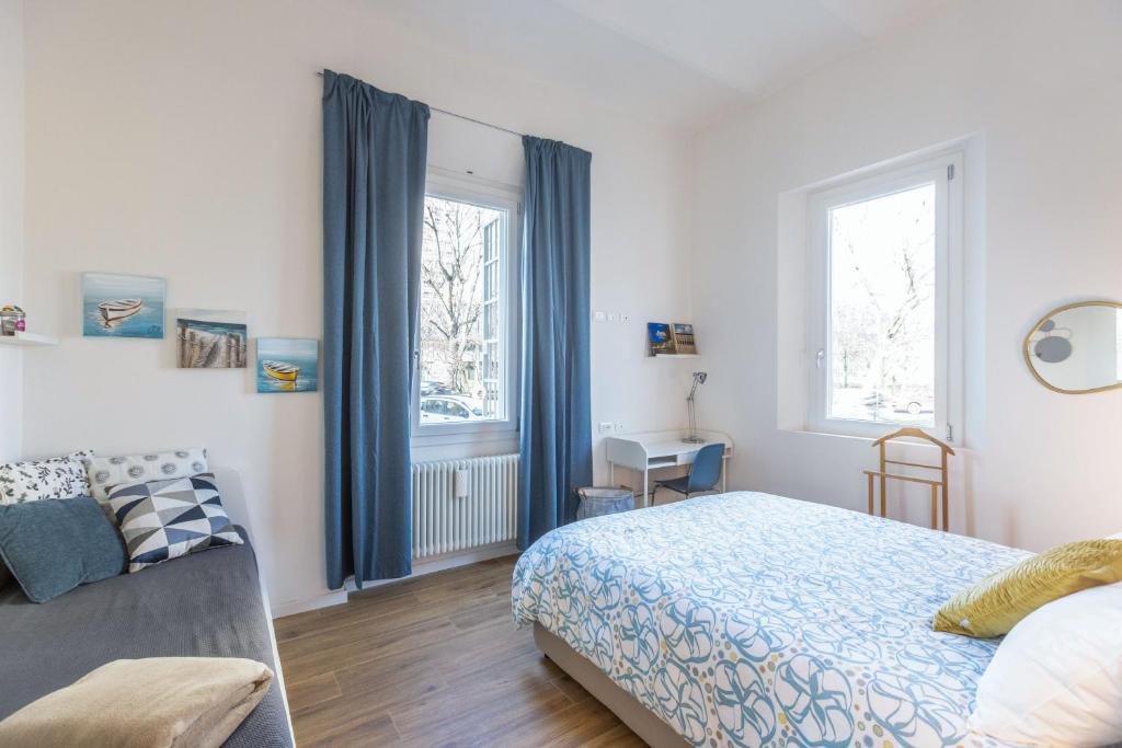 A bed or beds in a room at CaseOspitali - Daimò, delizioso bilocale Fiera perfetto per 5