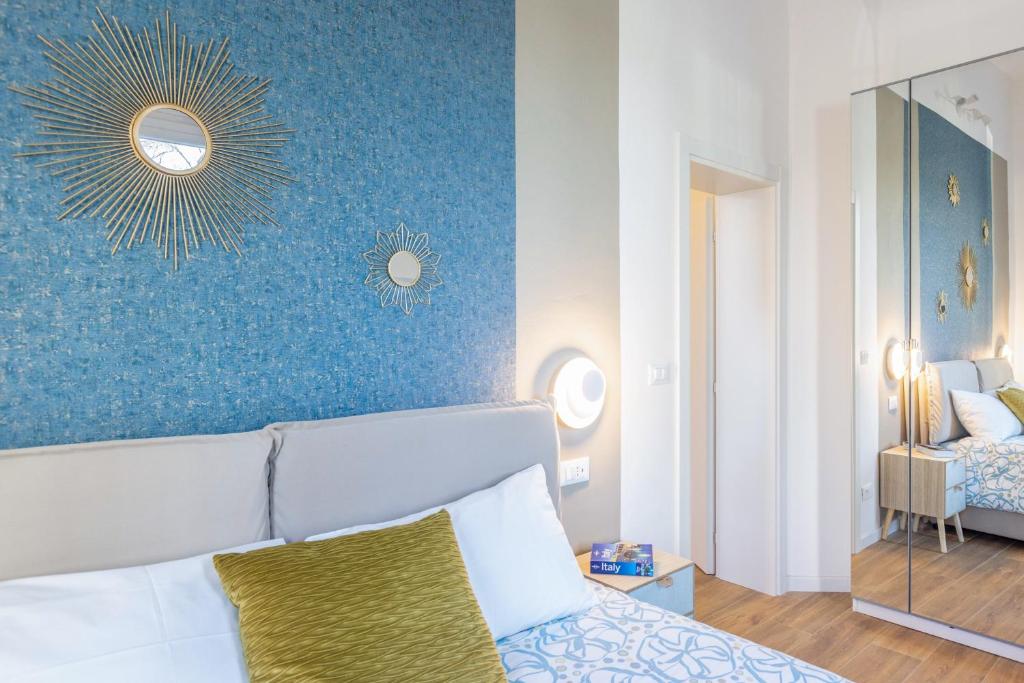 A bed or beds in a room at CaseOspitali - Daimò, delizioso bilocale Fiera perfetto per 5