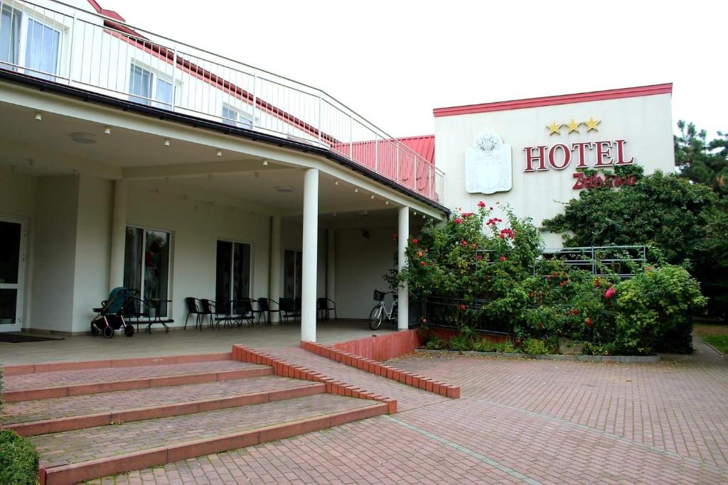 ein Hotel mit einer Treppe vor einem Gebäude in der Unterkunft Hotel Zabawa in Zabawa