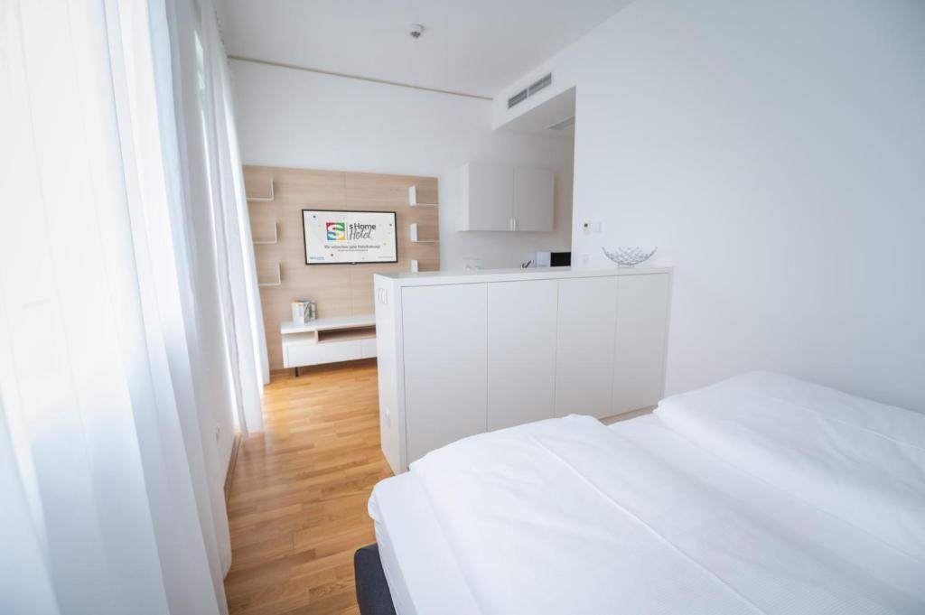 Postel nebo postele na pokoji v ubytování SHOME Hotel Graz I Self Check-in I Free Parking