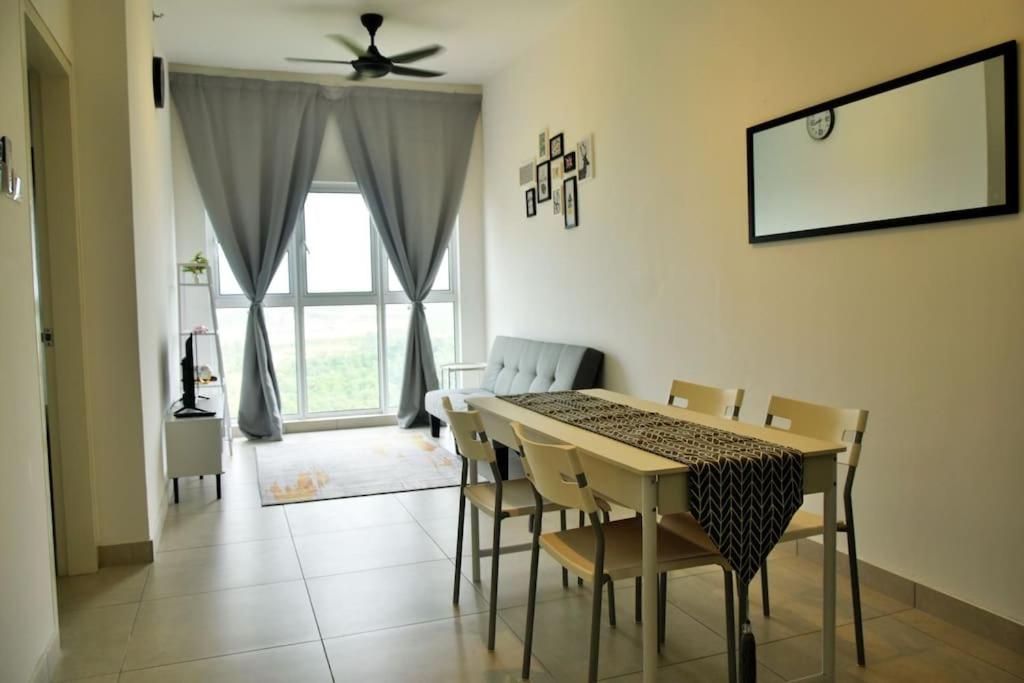 d'une salle à manger avec une table, des chaises et une fenêtre. dans l'établissement Homestay by FAS Home Canopy Hills Kajang, à Kajang