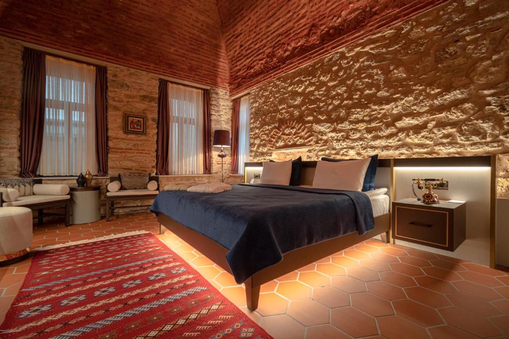 sypialnia z dużym łóżkiem w pokoju w obiekcie Han 1772 Hotel w Stambule