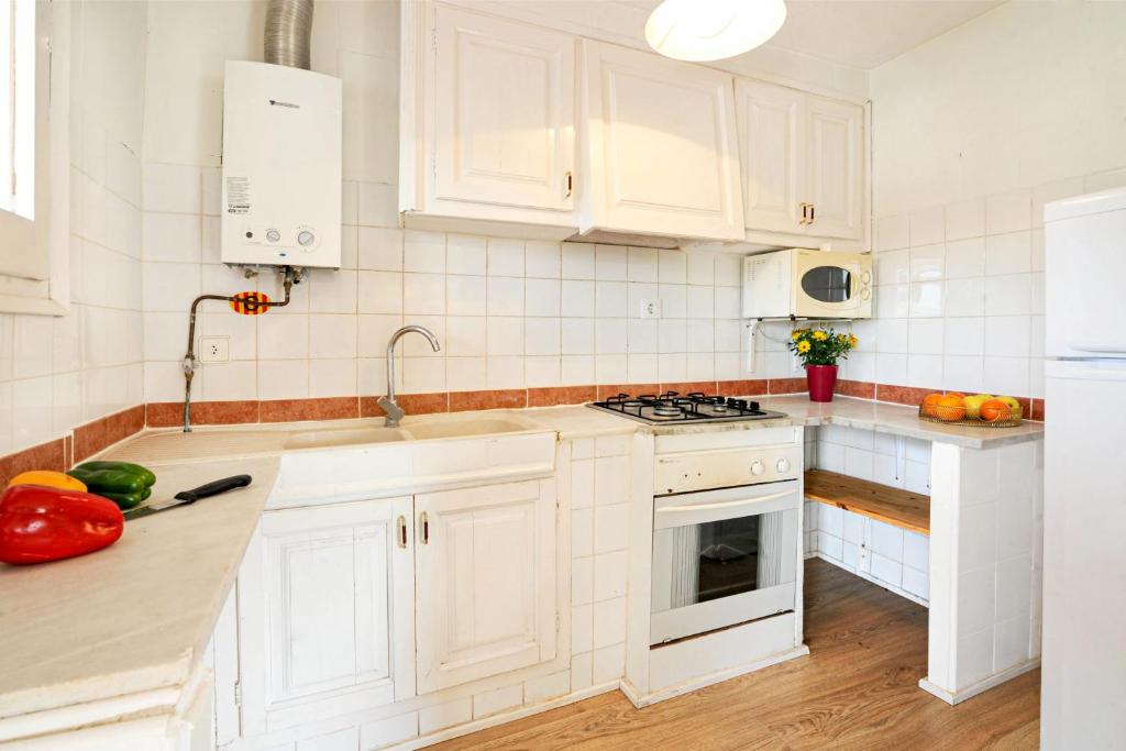A kitchen or kitchenette at Flor casa con piscina privada