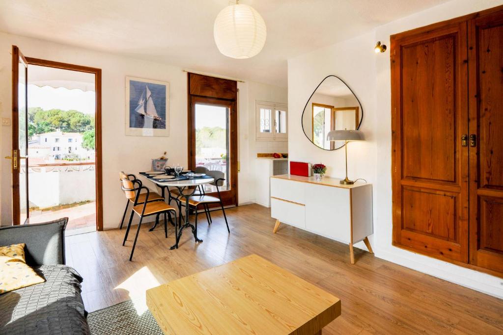 A kitchen or kitchenette at Flor casa con piscina privada