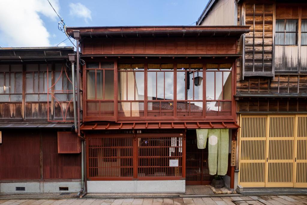 un grupo de edificios con puertas y ventanas en 古都とき Kototoki en Kanazawa