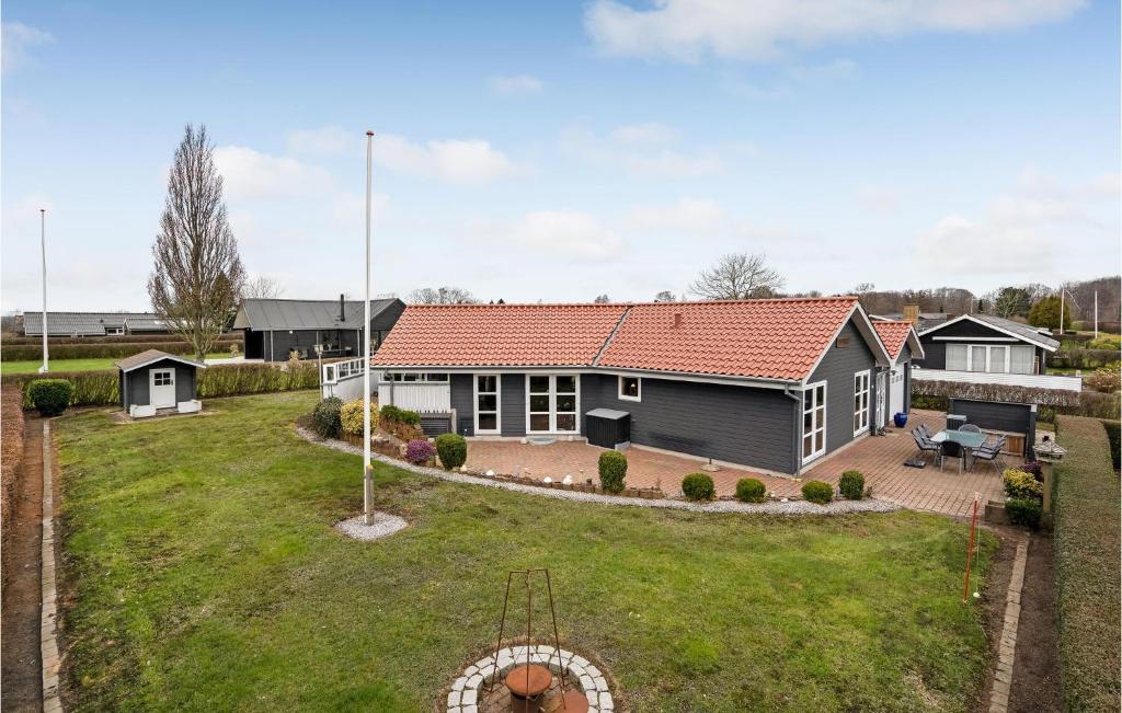 una casa con techo rojo y patio en 4 Bedroom Awesome Home In Egernsund, en Egernsund