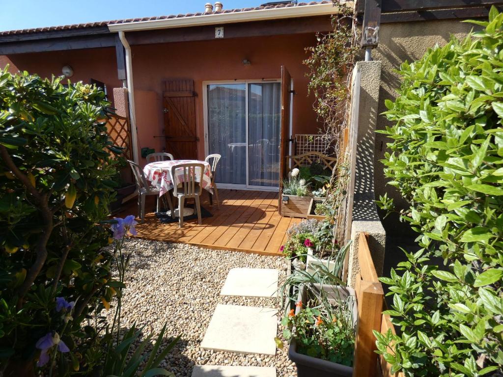 Vonkajšia záhrada v ubytovaní Pavillons 7 et 56 Narbonne Plage