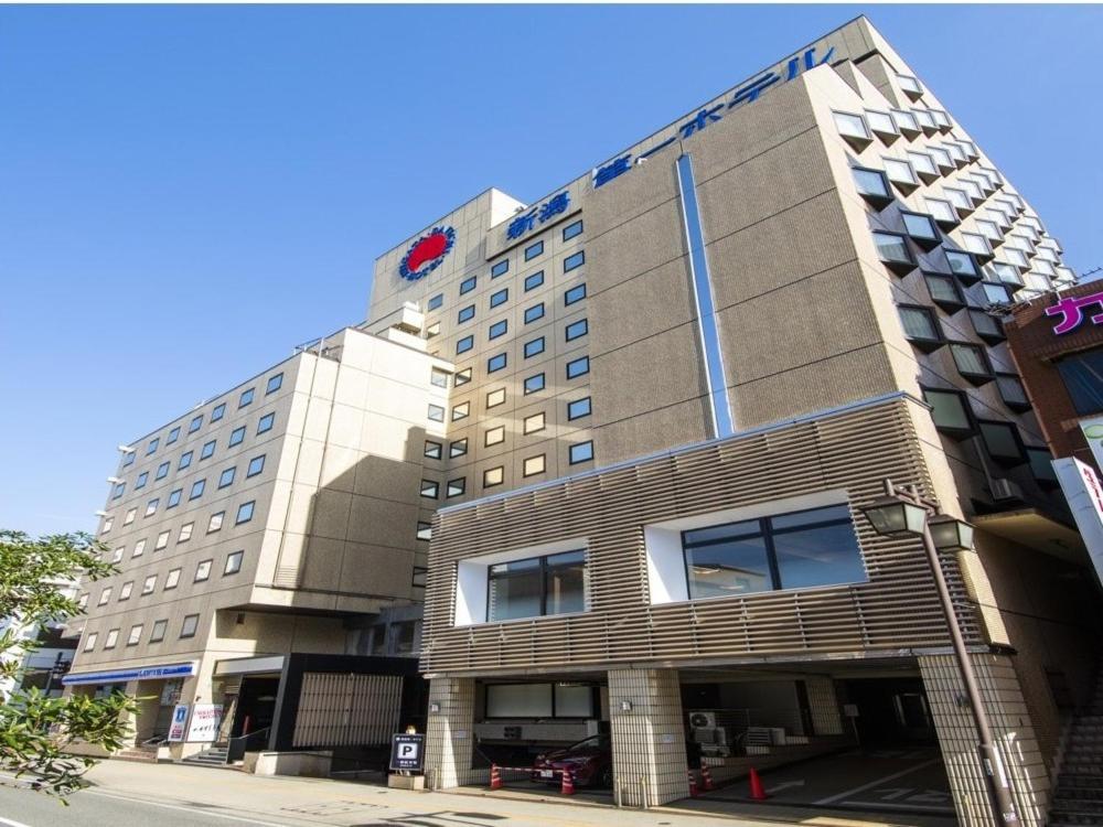 Niigata Daiichi Hotel في نيغاتا: مبنى طويل على شارع المدينة