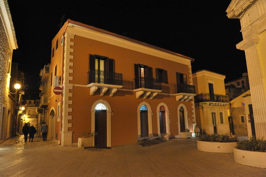 un bâtiment dans une rue la nuit dans l'établissement B&B Al Teatro, à Comiso