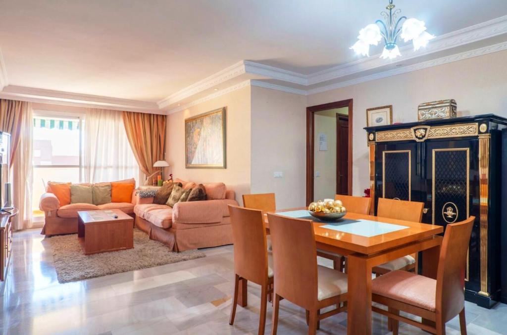Posedenie v ubytovaní Elegant apartment in Marbella with sea and mountain view.
