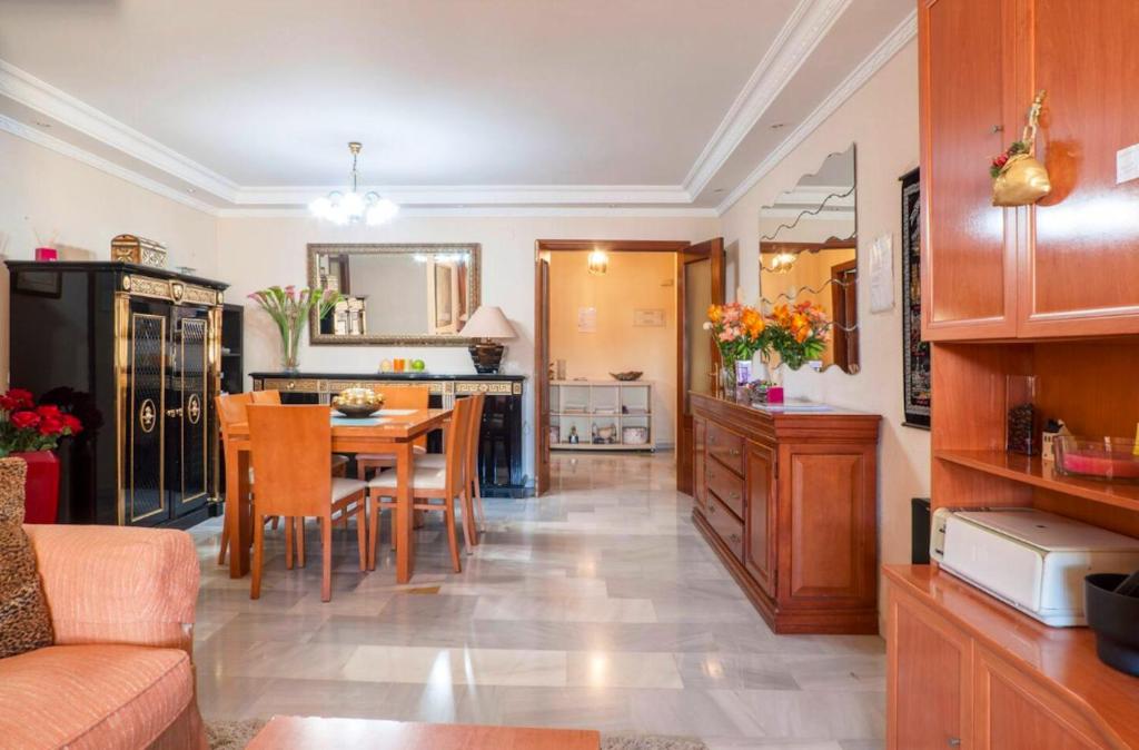 Kuchyňa alebo kuchynka v ubytovaní Elegant apartment in Marbella with sea and mountain view.