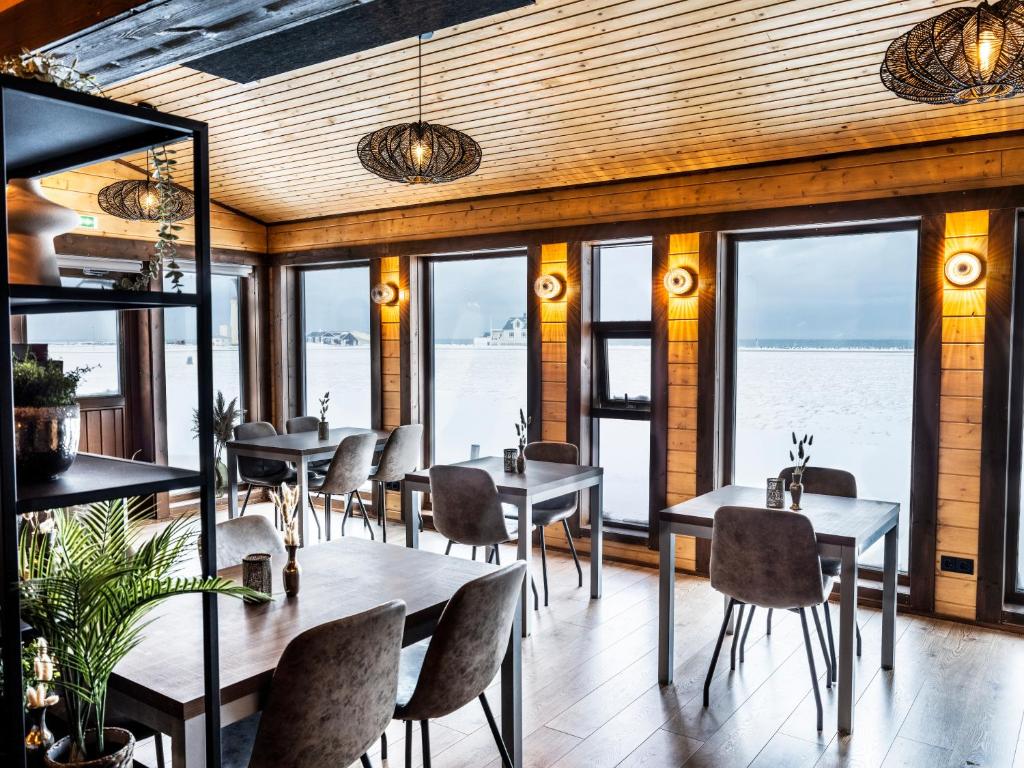Um restaurante ou outro lugar para comer em Lighthouse-Inn