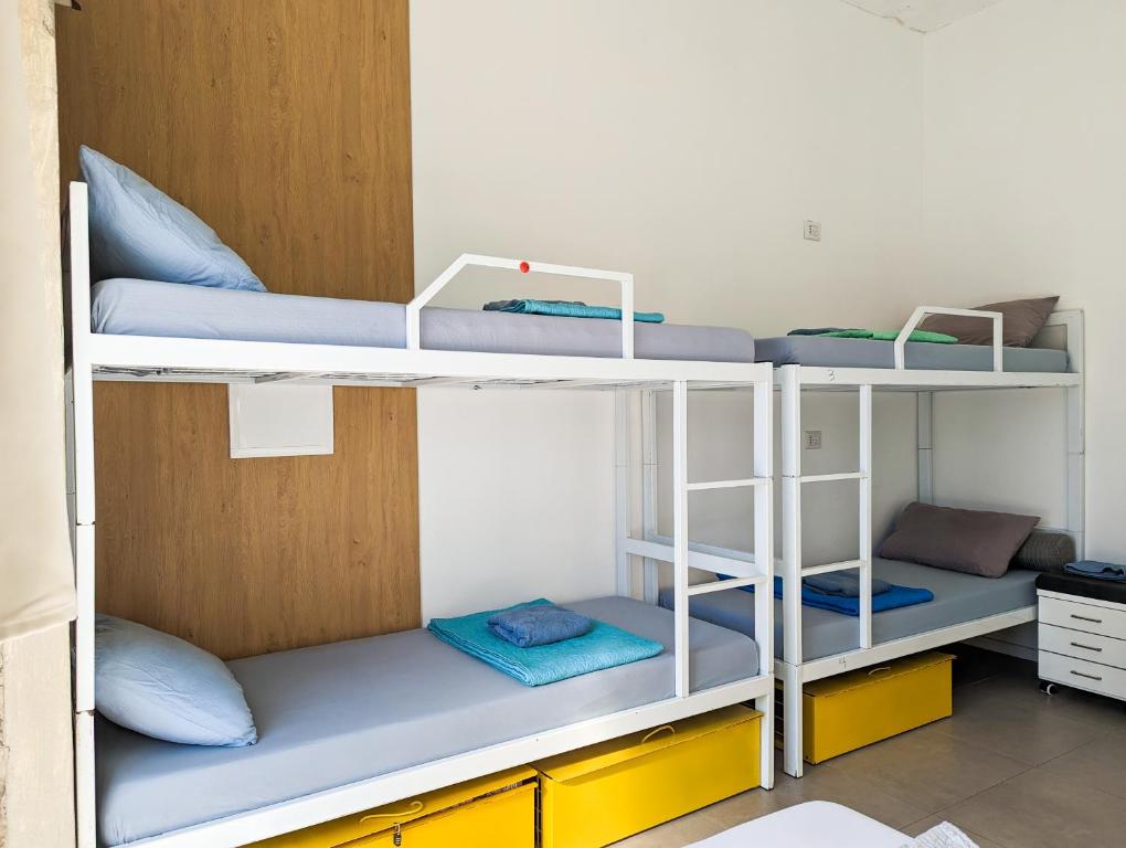 Palanda nebo palandy na pokoji v ubytování Social Hostel - by Social Space