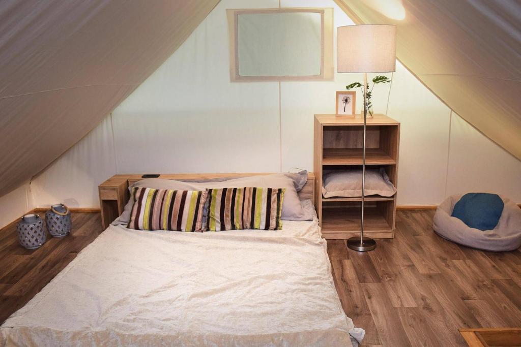Postel nebo postele na pokoji v ubytování Camping Lacona Pineta