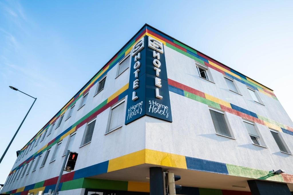um edifício com um arco-íris pintado ao lado dele em sHome Hotel Graz - Self-Check-in & free parking em Graz
