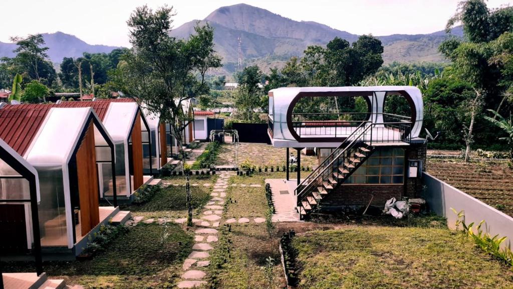 ein Haus mit einem Pavillon auf der Seite in der Unterkunft Dafano Villa in Sembalun Lawang