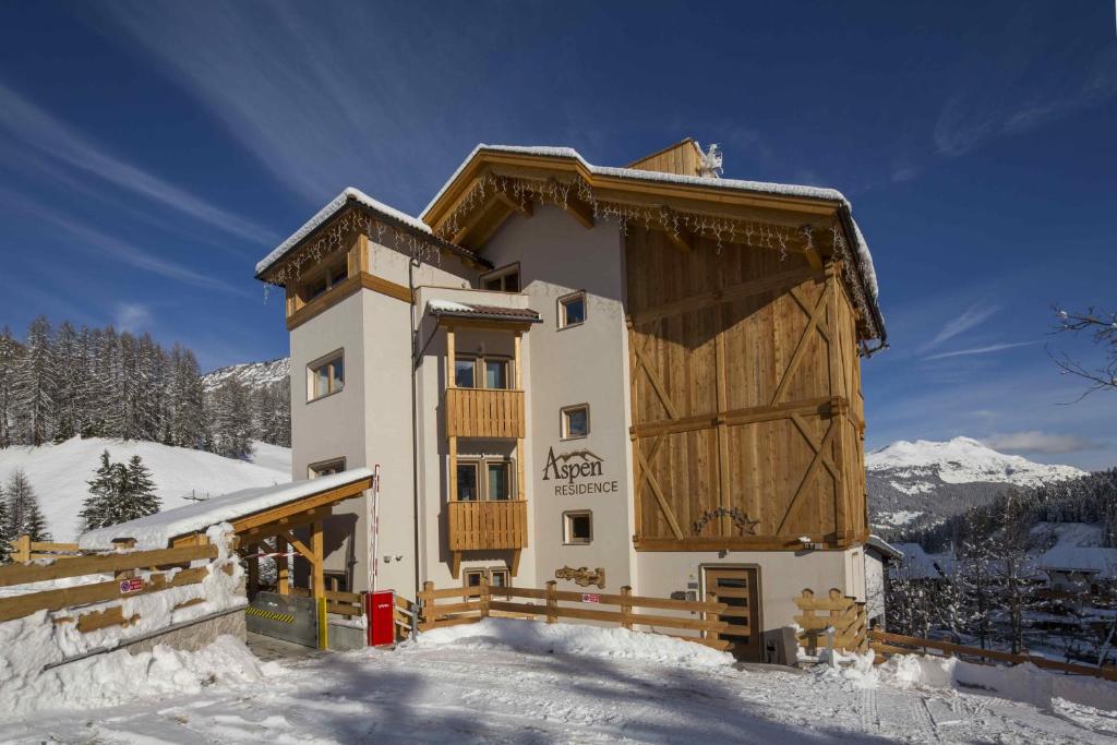 un edificio nella neve con la neve coperta di Residence Aspen ad Arabba