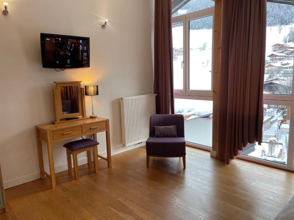 Televízia a/alebo spoločenská miestnosť v ubytovaní Villa Augustine In Hinterglemm Zentrum