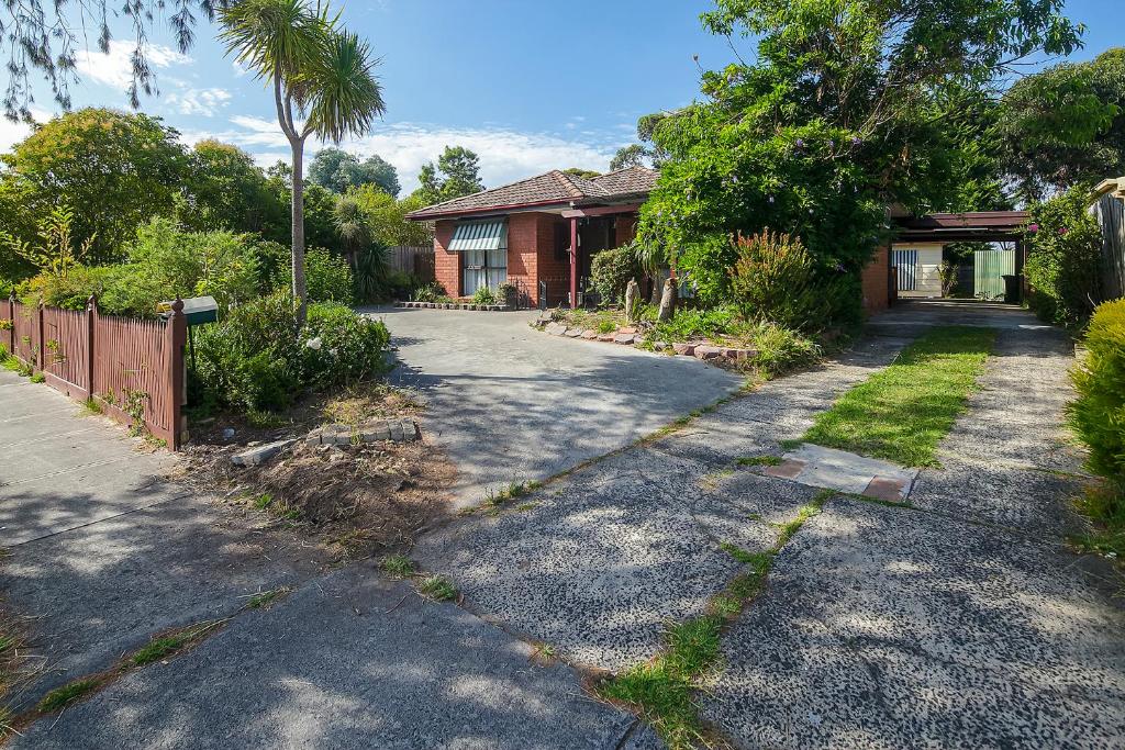 una entrada frente a una casa en Beautiful Family home, en Doveton