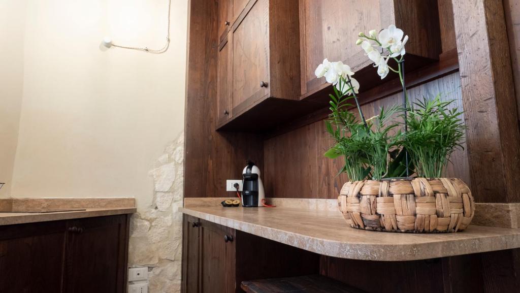 A kitchen or kitchenette at Angolo Dei Priori - city center-