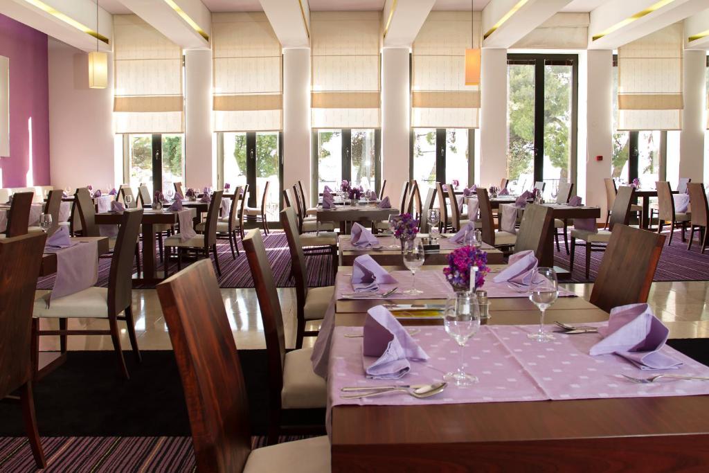 Reštaurácia alebo iné gastronomické zariadenie v ubytovaní Ilirija Resort Hotel Adriatic