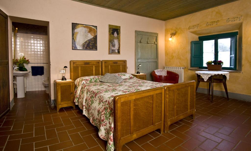 A bed or beds in a room at Agriturismo & Winery Il Bacio