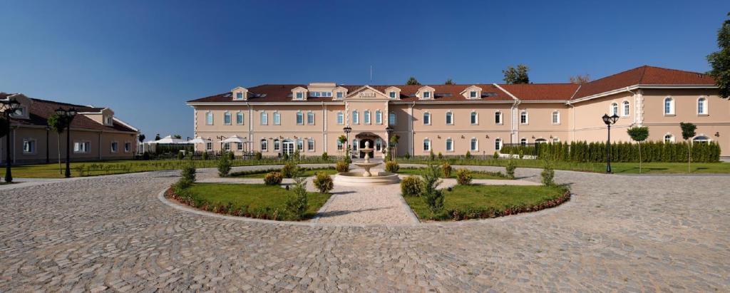uma casa grande com um pátio em frente em Bononia Estate Winery & Resort 