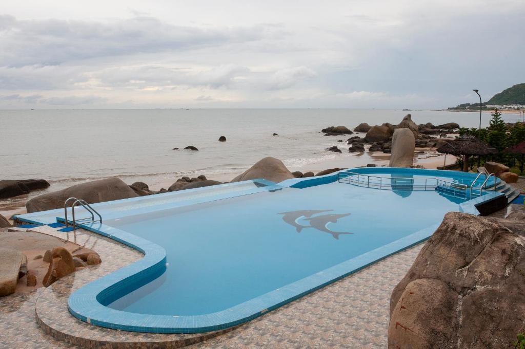 Bazén v ubytování Trân Châu Beach & Resort nebo v jeho okolí