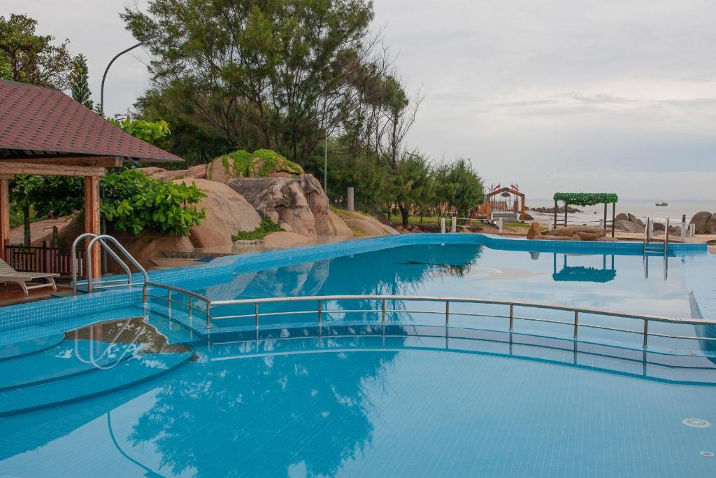 Bazén v ubytování Trân Châu Beach & Resort nebo v jeho okolí