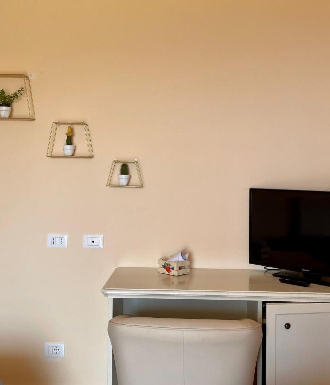 A television and/or entertainment centre at Residenza Domus Aurea Tropea- Vista Mare