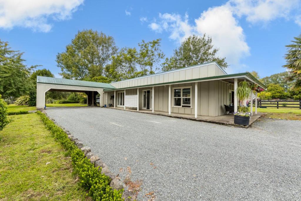 una casa con garaje y entrada en The Olde Store - Hunua Holiday Home en Hunua