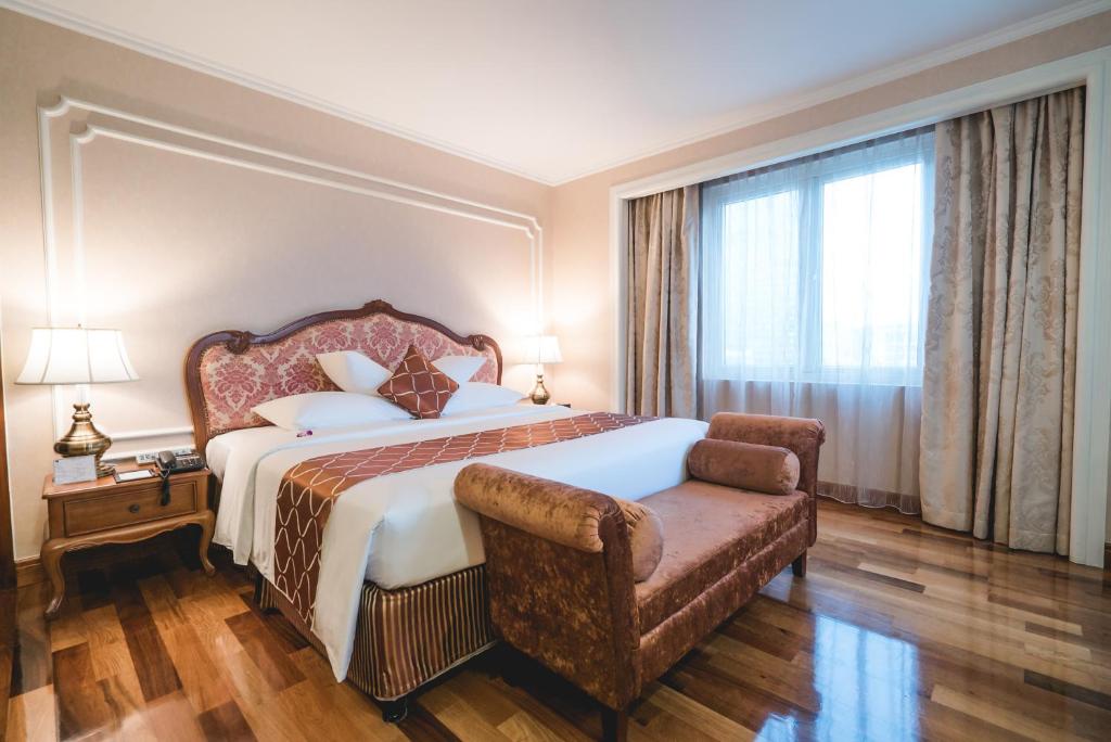 Suite Luxury Có Giường Cỡ King Nhìn Ra Thành Phố Hoặc Sông