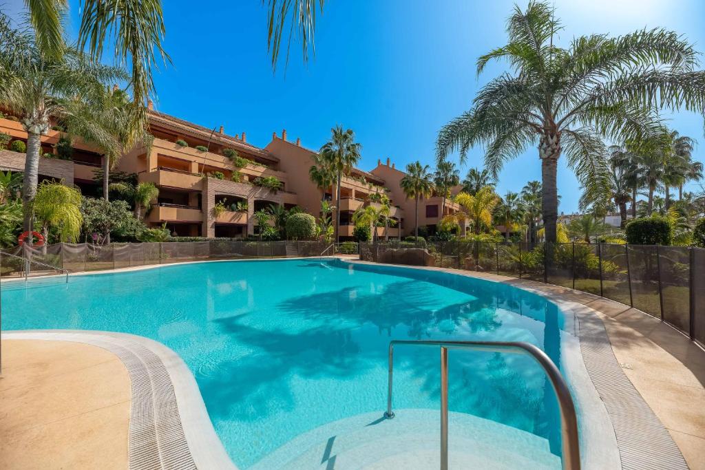 Bazén v ubytovaní VACATION MARBELLA I Duplex con encanto Bahía, 280m2 Duplex Penthouse, Luxury Complex, A minute from the beach, 24-7 security, Best Beach in town alebo v jeho blízkosti