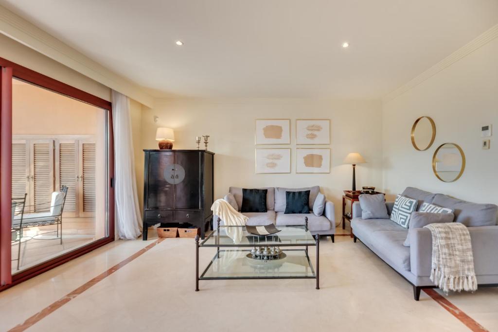 Posedenie v ubytovaní VACATION MARBELLA I Duplex con encanto Bahía, 280m2 Duplex Penthouse, Luxury Complex, A minute from the beach, 24-7 security, Best Beach in town