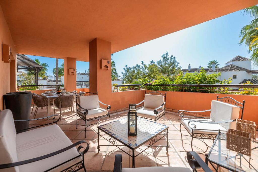 Posedenie v ubytovaní VACATION MARBELLA I Duplex con encanto Bahía, 280m2 Duplex Penthouse, Luxury Complex, A minute from the beach, 24-7 security, Best Beach in town
