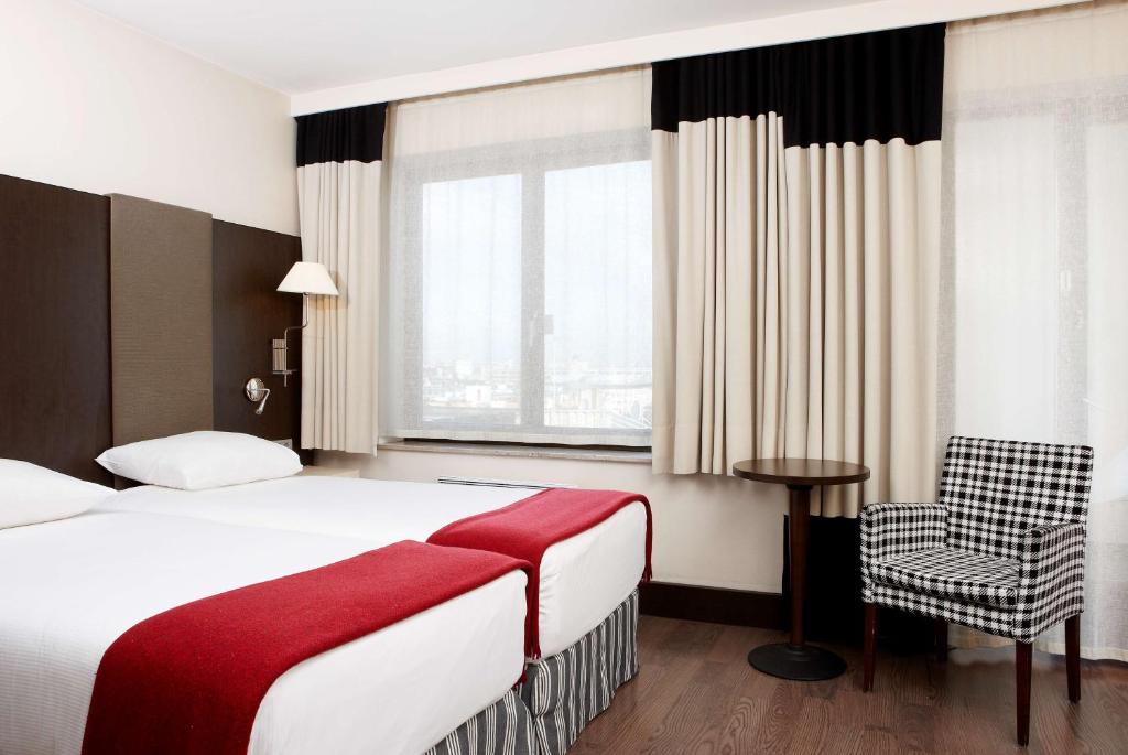 Postel nebo postele na pokoji v ubytování NH Brussels Grand Place Arenberg