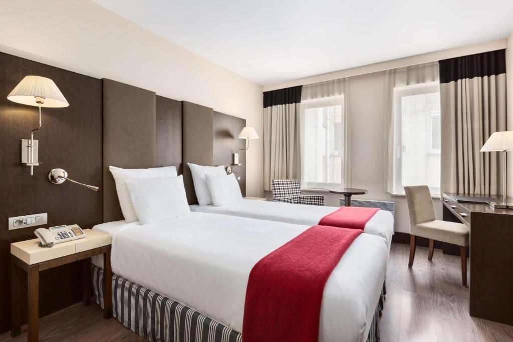 Postel nebo postele na pokoji v ubytování NH Brussels Grand Place Arenberg