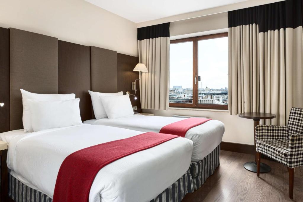 Postel nebo postele na pokoji v ubytování NH Brussels Grand Place Arenberg