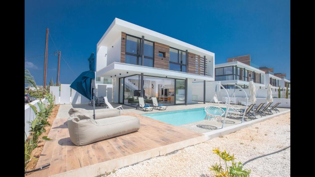 uma casa grande com piscina e casa em Protaras Elite Pearl Villa Ep17 em Protaras